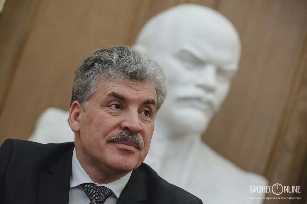 Павел грудинин фото Павел Грудинин в Казани возложил цветы к памятнику Ленину и рассказал о поддержк
