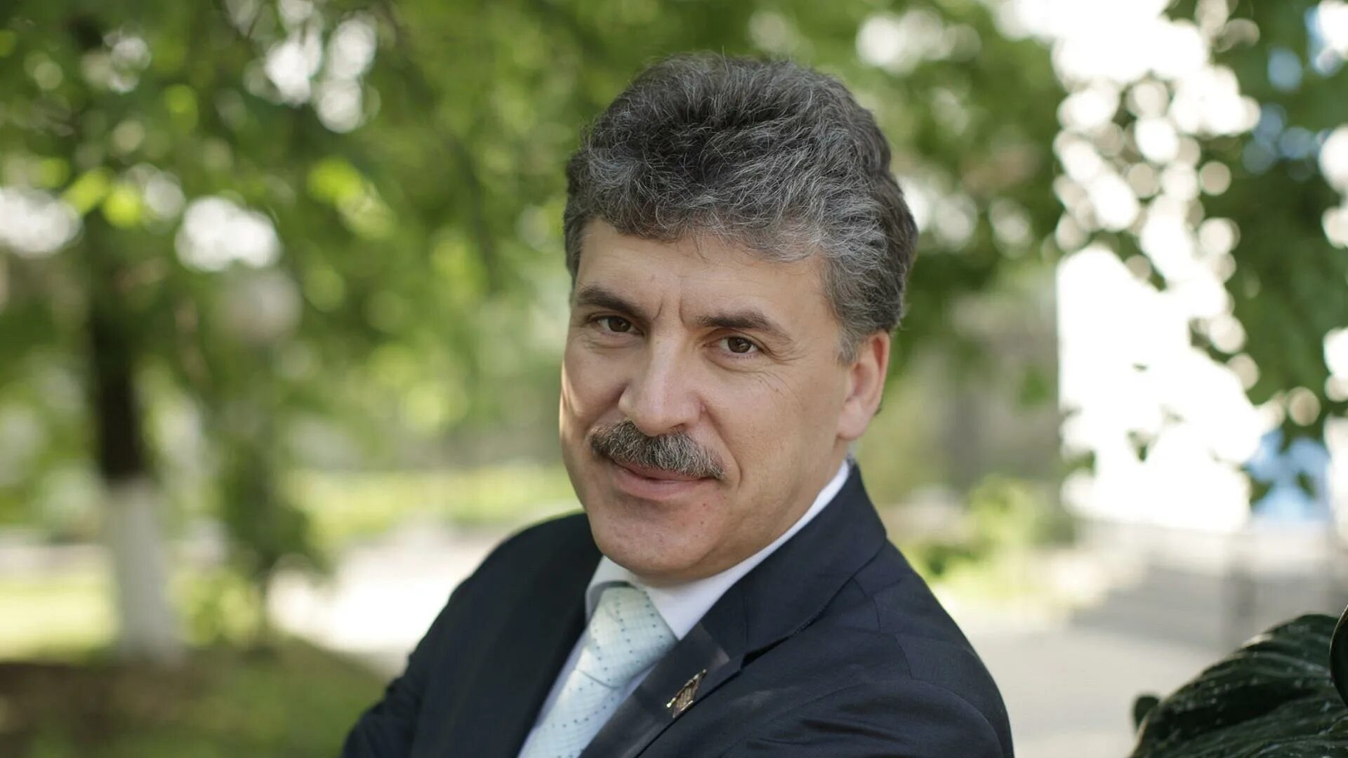 Павел грудинин фото Павел Грудинин предупредил избиркомы Хакасии об ответственности за злоупотреблен