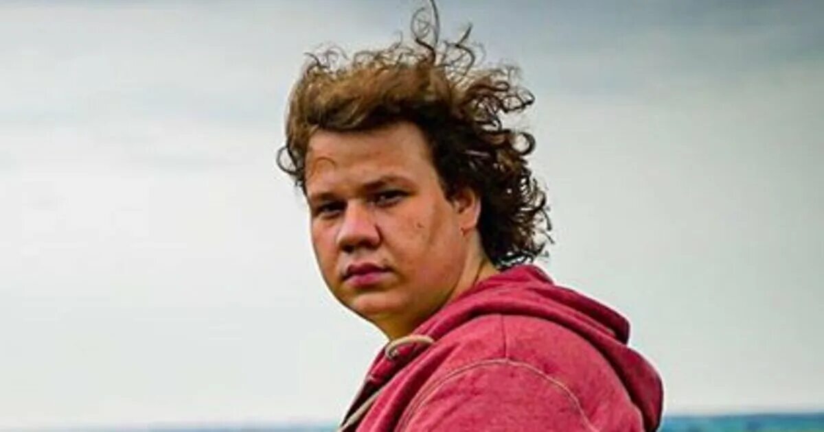 Павел комаров жуки фото Звезда сериала "Жуки" построил театр в маленькой деревне - 7Дней.ру