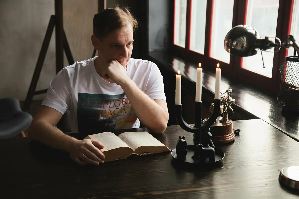 Павел ломакин чтец фото Ты узнаешь его по голосу": топ-7 чтецов аудиокниг Про звук и озвучку Дзен