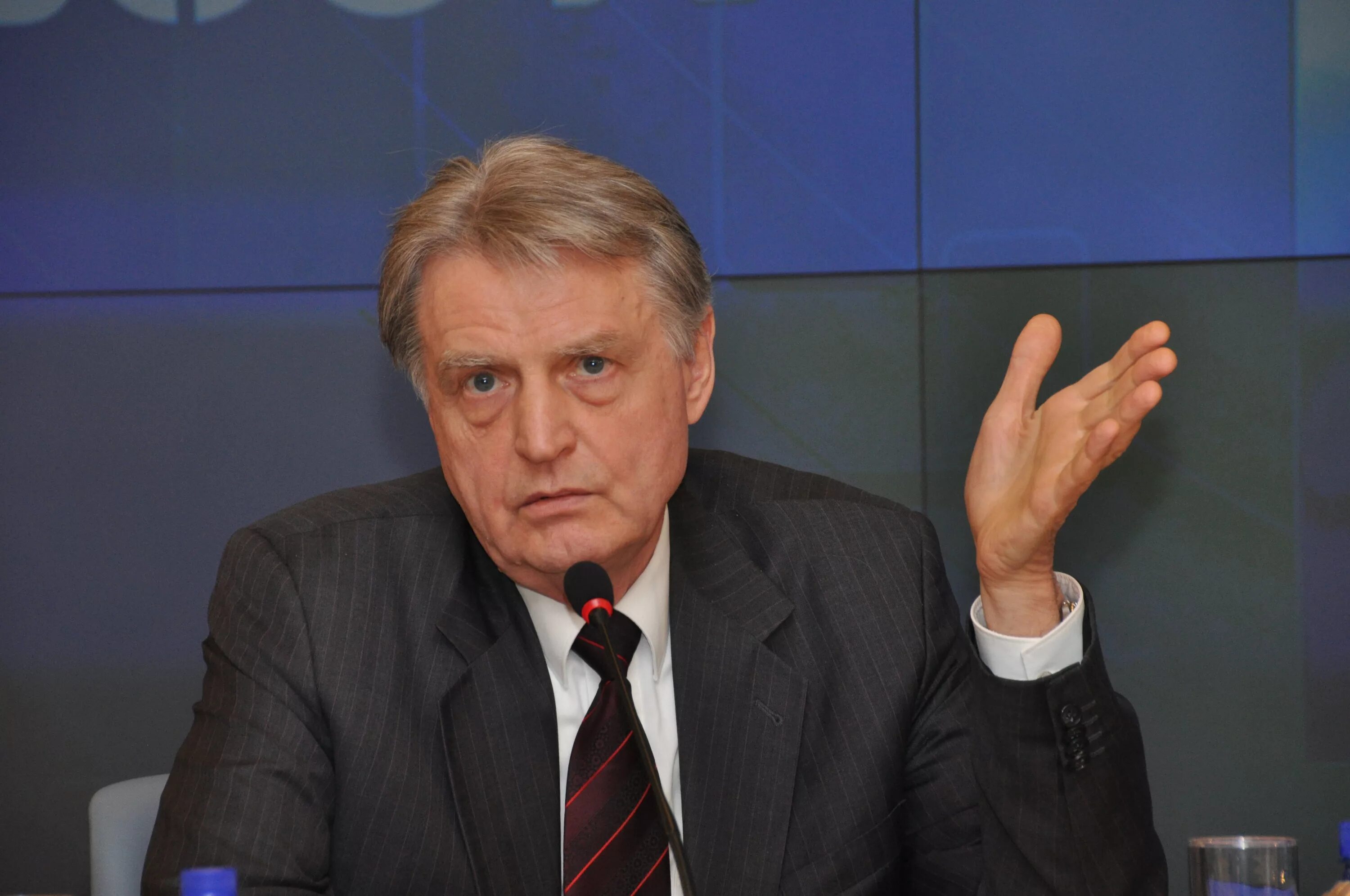 Павел медведев фото Интервью финансового омбудсмена Павла Медведева, часть 2