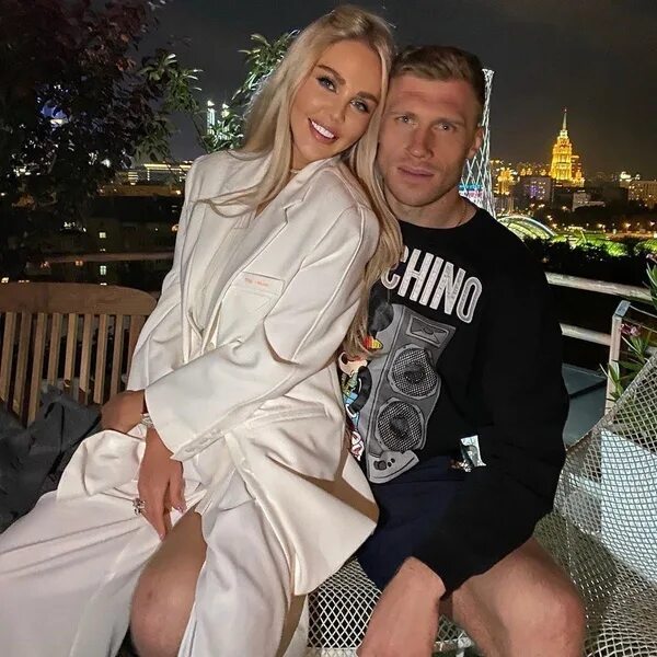 Павел погребняк и его новая девушка фото Жаңа махаббат па? Мария Погребняктың бұрынғы күйеуі жирен шашты қыздың құшағында