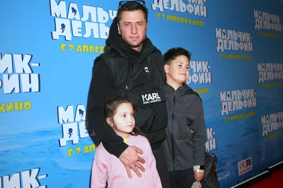 Павел прилучный и агата дети фото Пока мама в отъезде: Прилучный впервые вывел в свет сына и дочку от Муцениеце - 