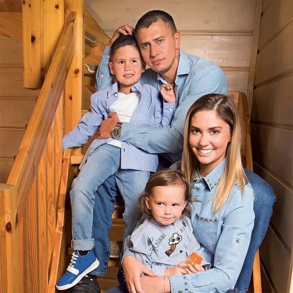 Павел прилучный и его семья фото Шпица, Прилучный и Иванова: как выглядят дома популярных российских актеров Знам