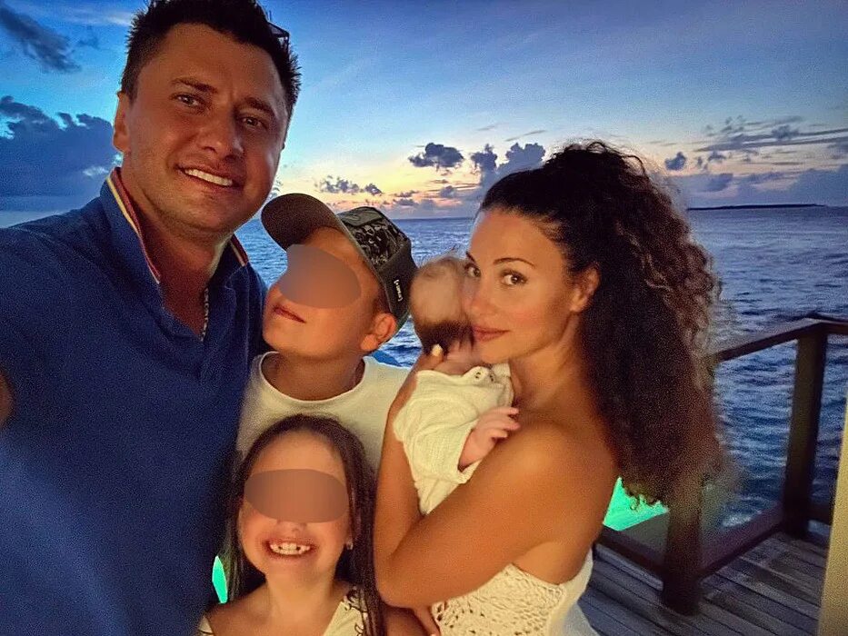 Павел прилучный и его семья фото Прилучный задолжал за коммуналку, проживая в квартире Муцениеце: фото актера