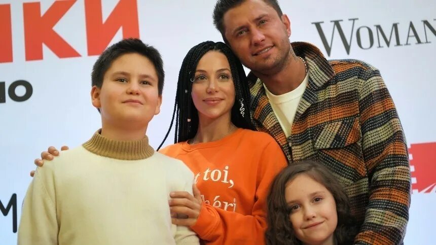 Павел прилучный жена сейчас фото Видео: как Прилучный заботился о Зепюр и детях на премьере Новости с видео