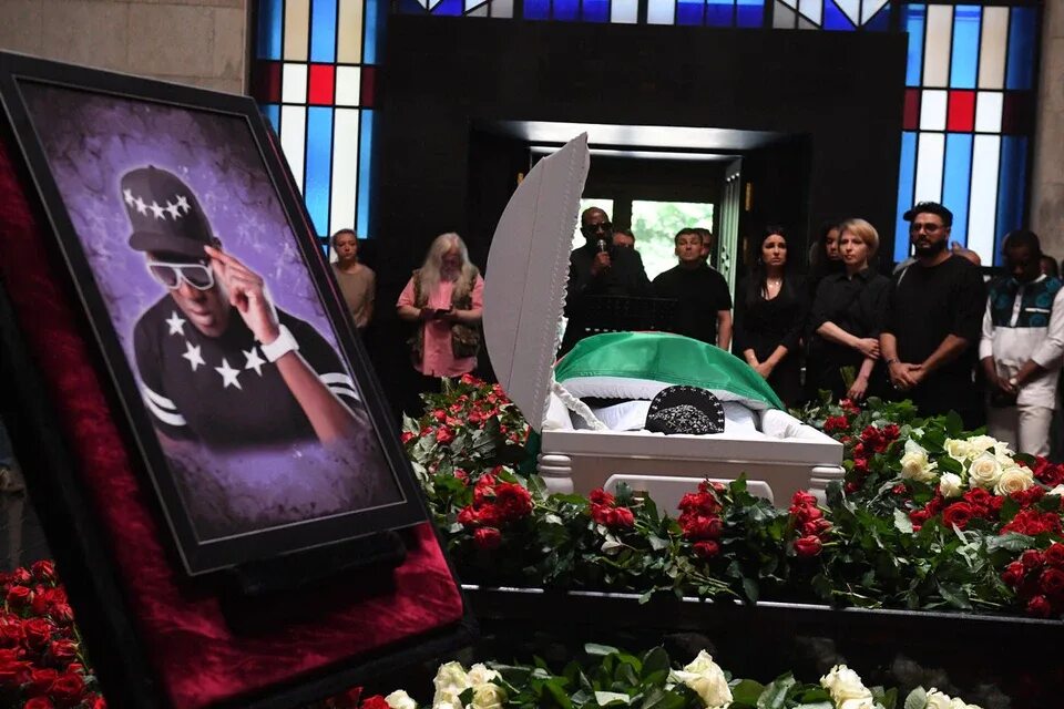 Павел смеян фото в гробу На умершего Пьера Нарцисса кепку со стразами надела его мама - KP.RU
