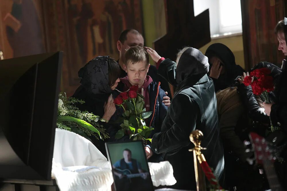 Павел смеян фото в гробу Друзья и поклонники простились с гитаристом "Любэ" Усановым