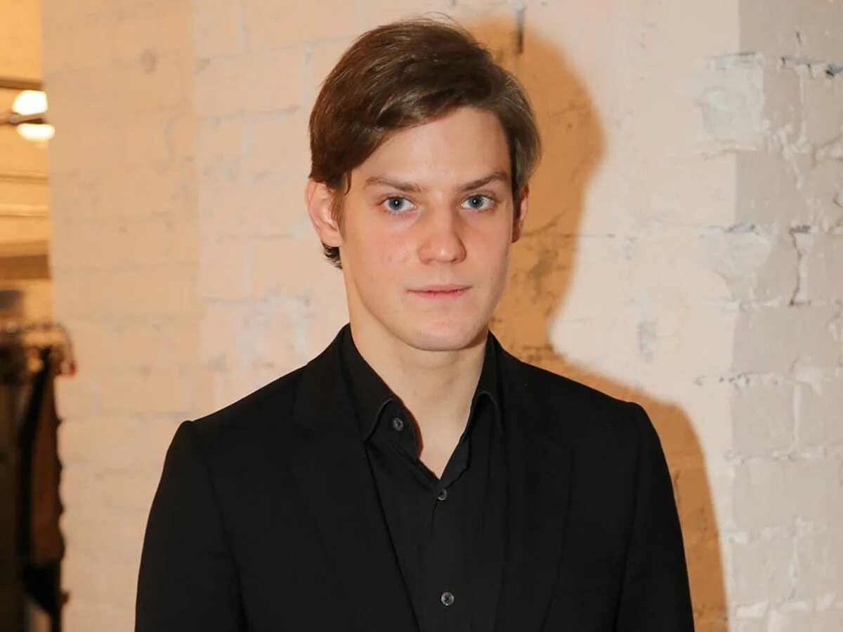 Павел табаков актер фото Премия "Сноб": Павел Табаков и Ксения Собчак появились в образе курьеров - фото 