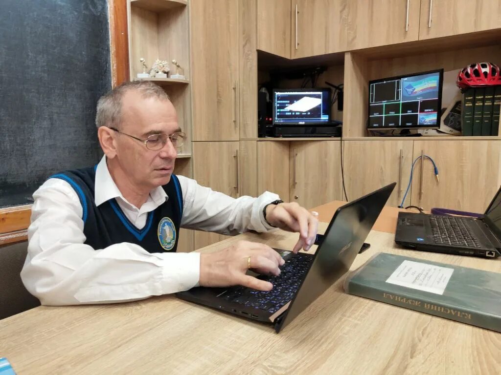 Павел виктор фото Павел Виктор: "Если учиться не трудно, это бесполезно" Granite of science