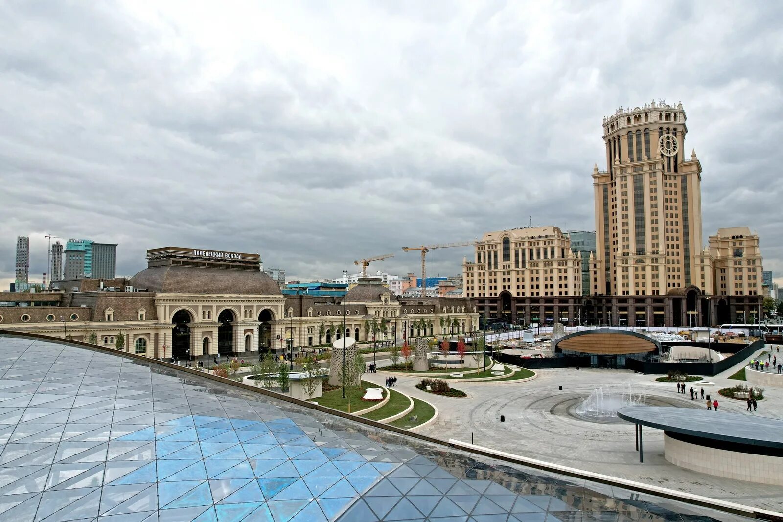 Павелецкая площадь москва фото Собянин открыл центральную часть нового парка на Павелецкой площади - Комплекс г