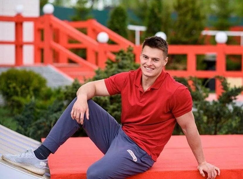 Павла 2 фото Павел Бабич покрасил волосы в красно-зеленый цвет ради новенькой неформалки на "