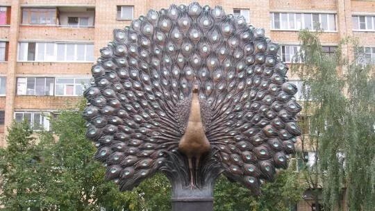 Павлин московская область серпухов фото Памятник павлину установили в Серпухове ко Дню города