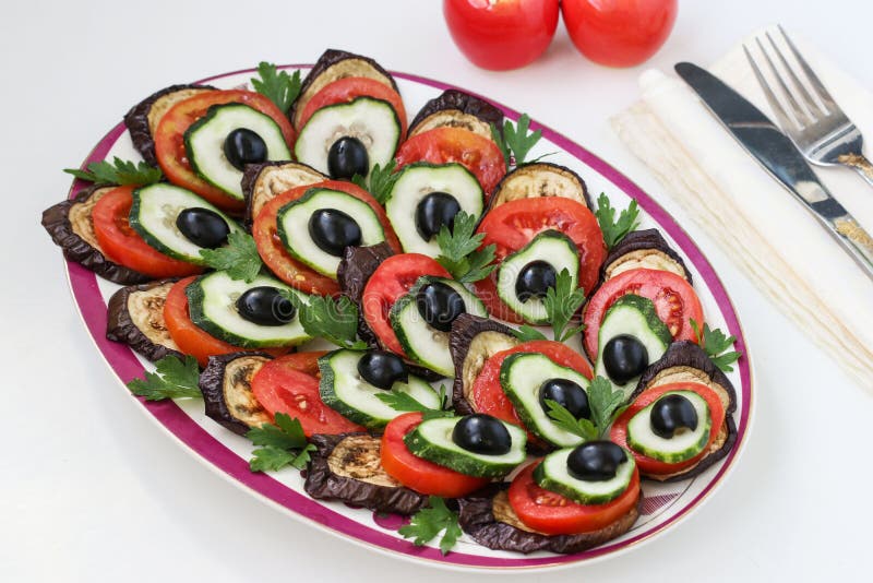 Павлиний хвост из баклажанов фото рецепт Snack `Peacock`s Tail` of Eggplants, Tomatoes, Cucumbers and Olives is Located o