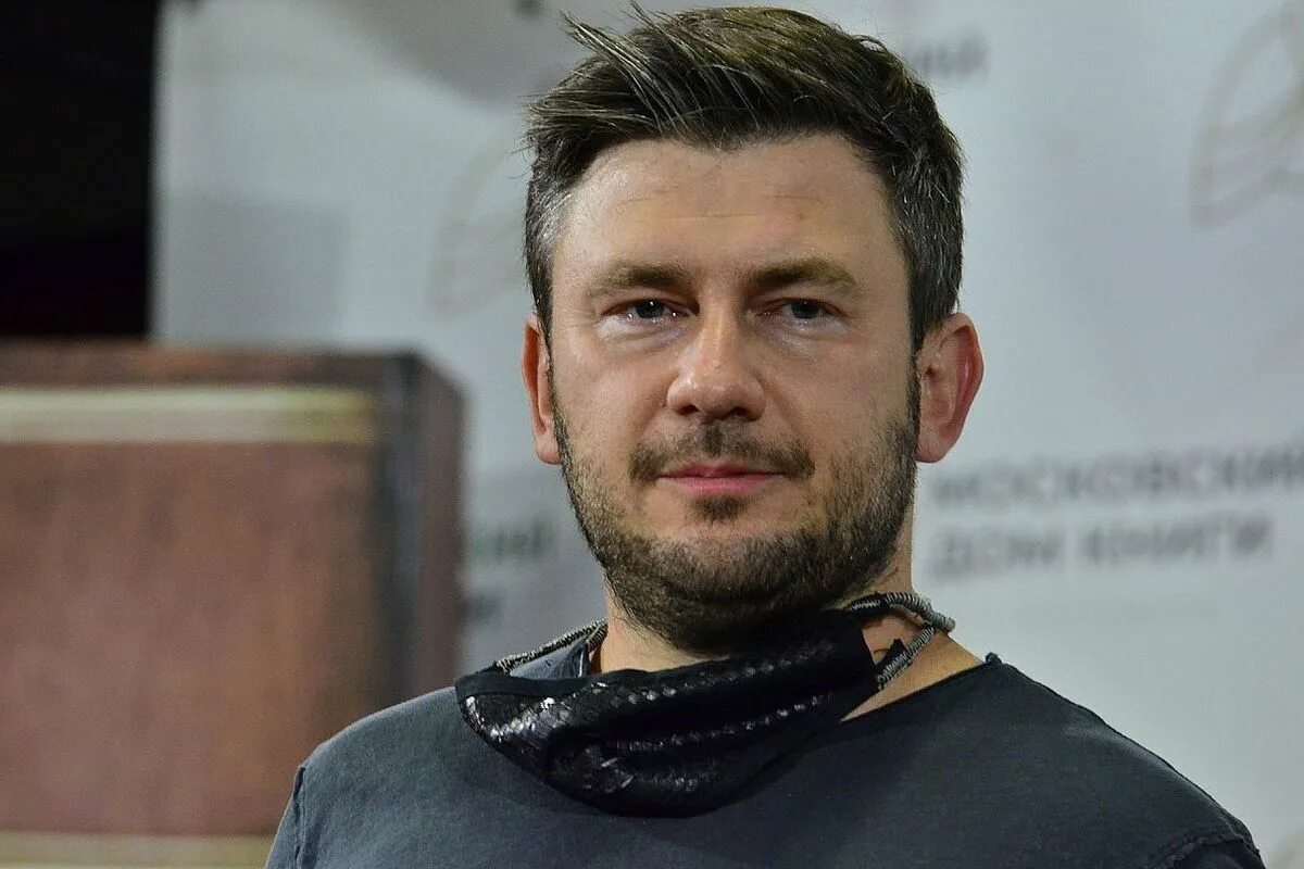 Павлов гидра фото Shot: писатель Глуховский пытается оперативно продать квартиры в Москве - МК