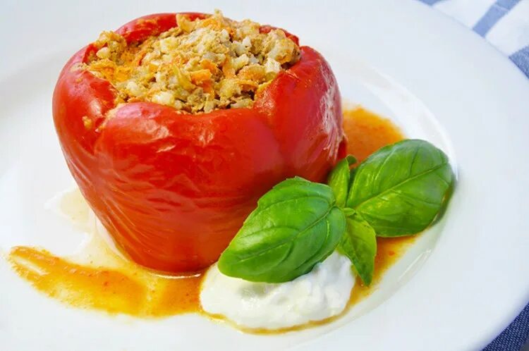 Перец фаршированный овощами фото Перцы фаршированные мясом 100 гр.