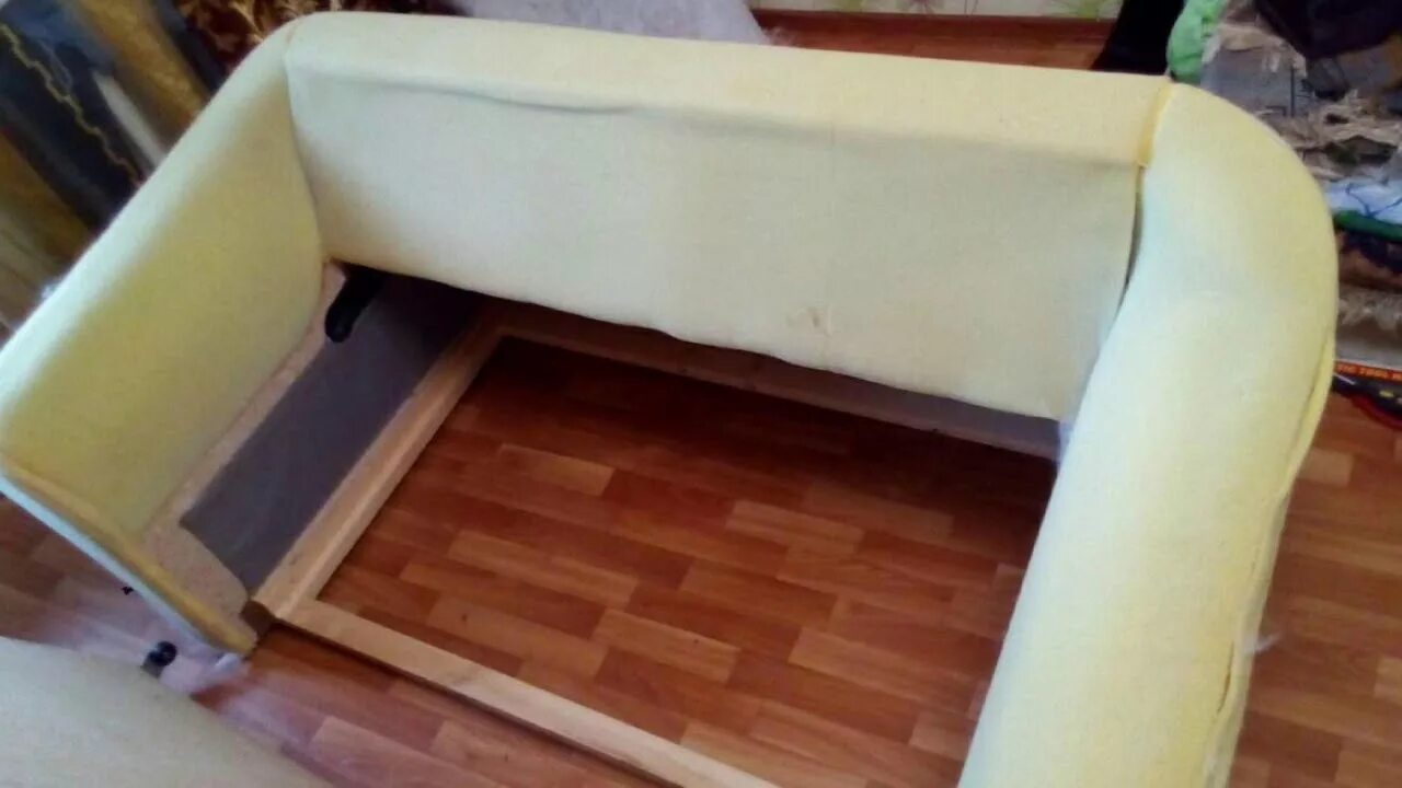 Перетяжка дивана своими руками в домашних Перетяжка дивана своими руками - YouTube