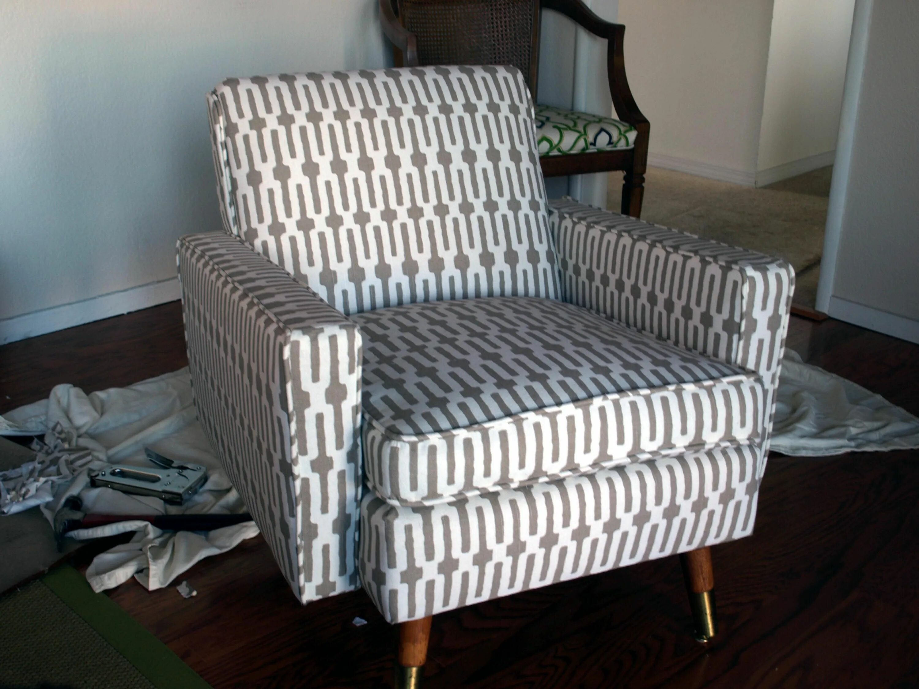 Перетяжка кресла своими руками в домашних условиях Club Chair Before and After Mid century modern chair cushions, Reupholster chair