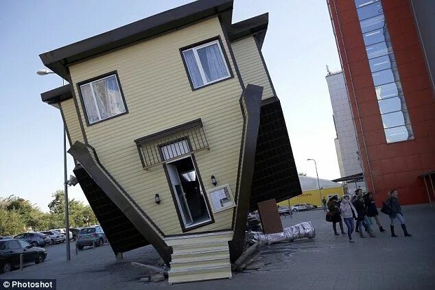 Перевернутый дом волгоград фото Living in a topsy-turvy world: Gravity-defying Russian home