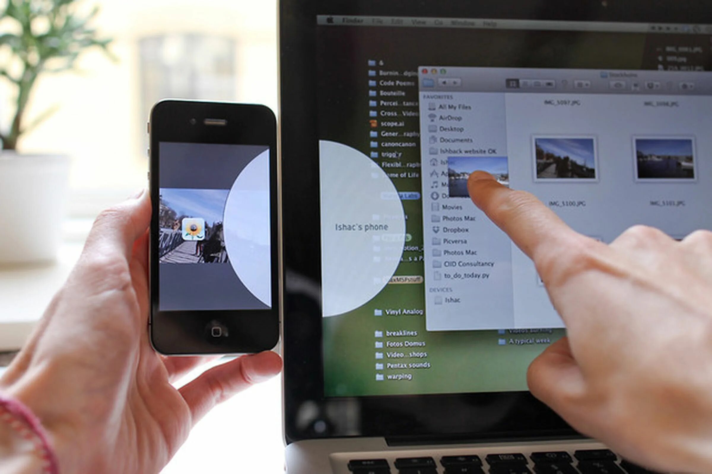 Перевести фото со смартфона на ноутбук Tangible' transfer concept would let you swipe files directly from MacBook to iP