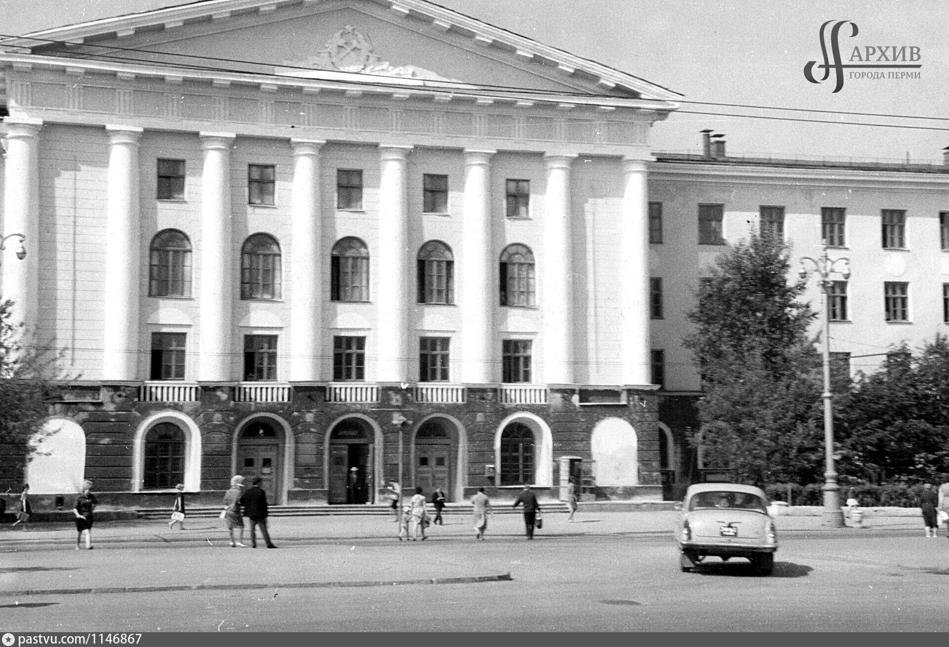 Пермский строительный колледж комсомольский просп 59 фото Горный техникум на Комсомольском проспекте - Retro photos
