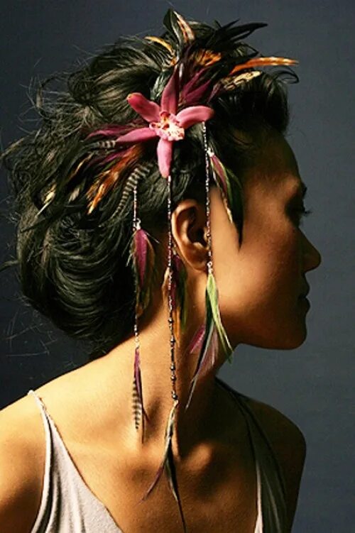 Перо в женской прическе 5 Jeeyun Ha Designs (With images) Feathered hairstyles, Feather hair pieces, Feath