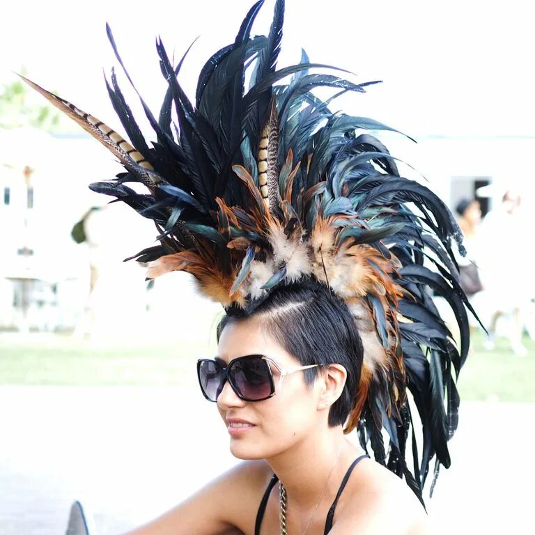 Перо в женской прическе 5 Coachella Street Style: Fanny Packs, Crop Tops, & Jorts