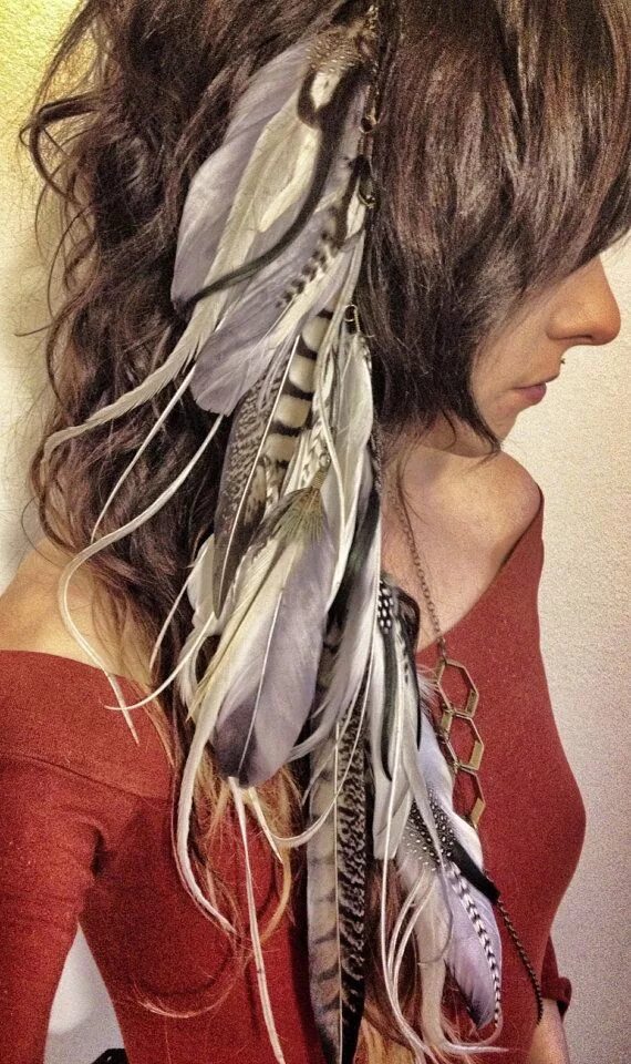 Перо в женской прическе 5 Feather Extension Hair Clip White Periwinkle Brown by Chrysalism, $68.00 Feather