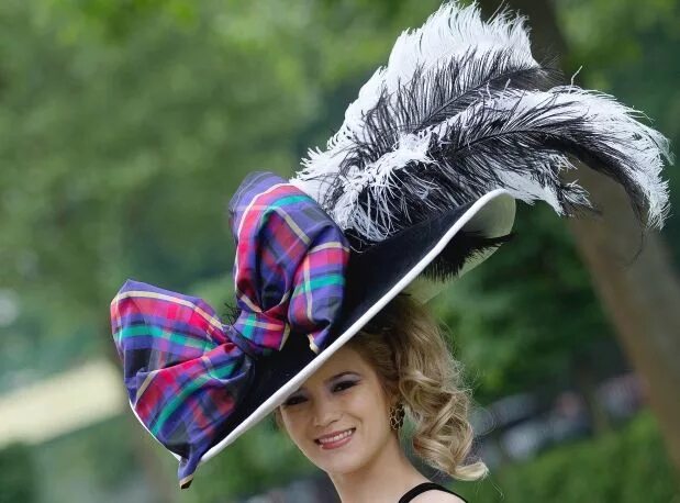 Перо в женской прическе 5 букв Photos: Mad hats at England’s Royal Ascot Ascot horse racing, Royal ascot hats, 