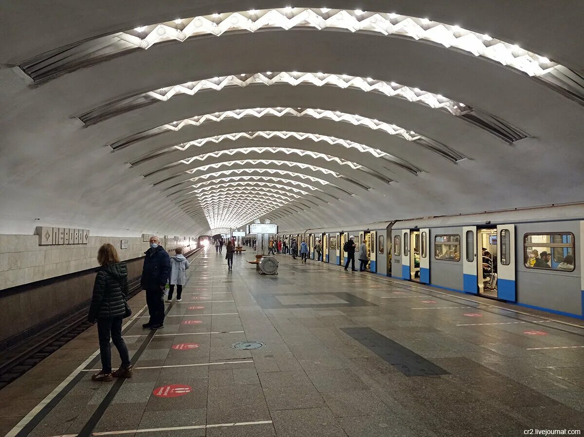 Перово москва калининская линия метро перово фото Загадка станции московского метро Перово. Кто всё же изображён на её стене и при