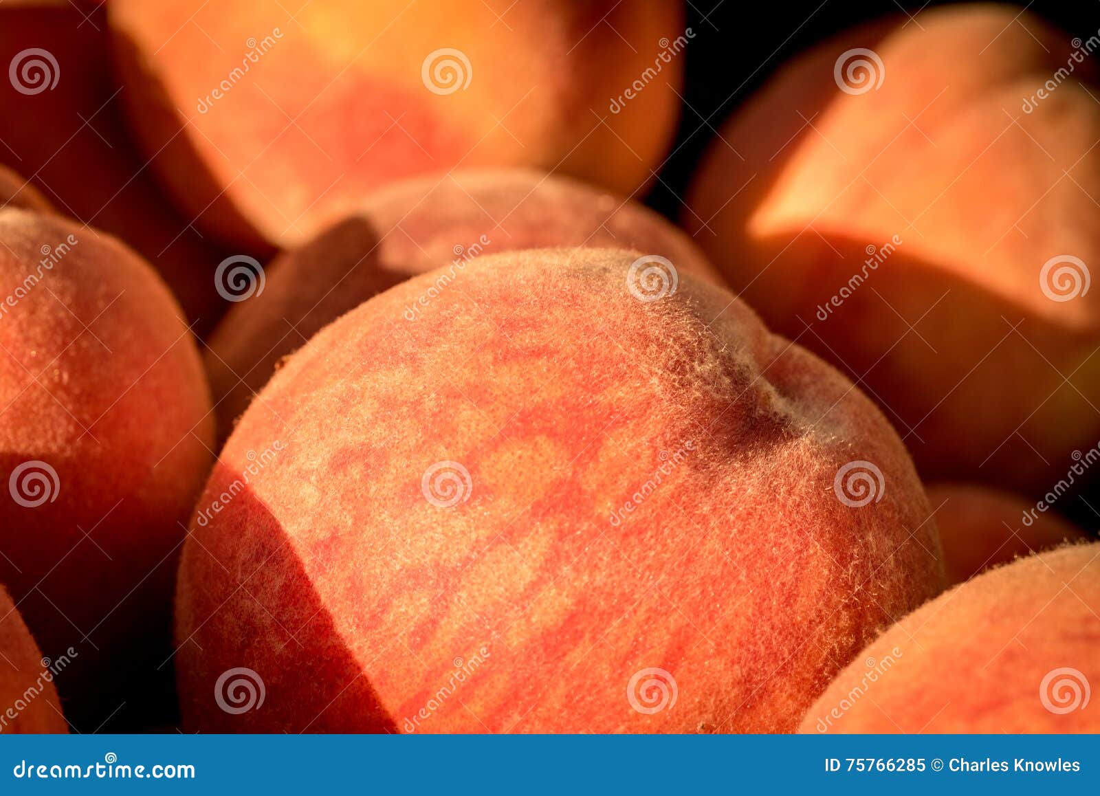 Персик у девушек фото половой орган Close Up of the Fuzz on a Peach Stock Image - Image of farmers, boise: 75766285