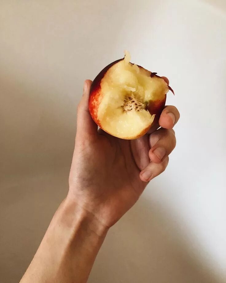 Персик в руке фото peaches in 2023 Food, Fruits and veggies, Skin so soft