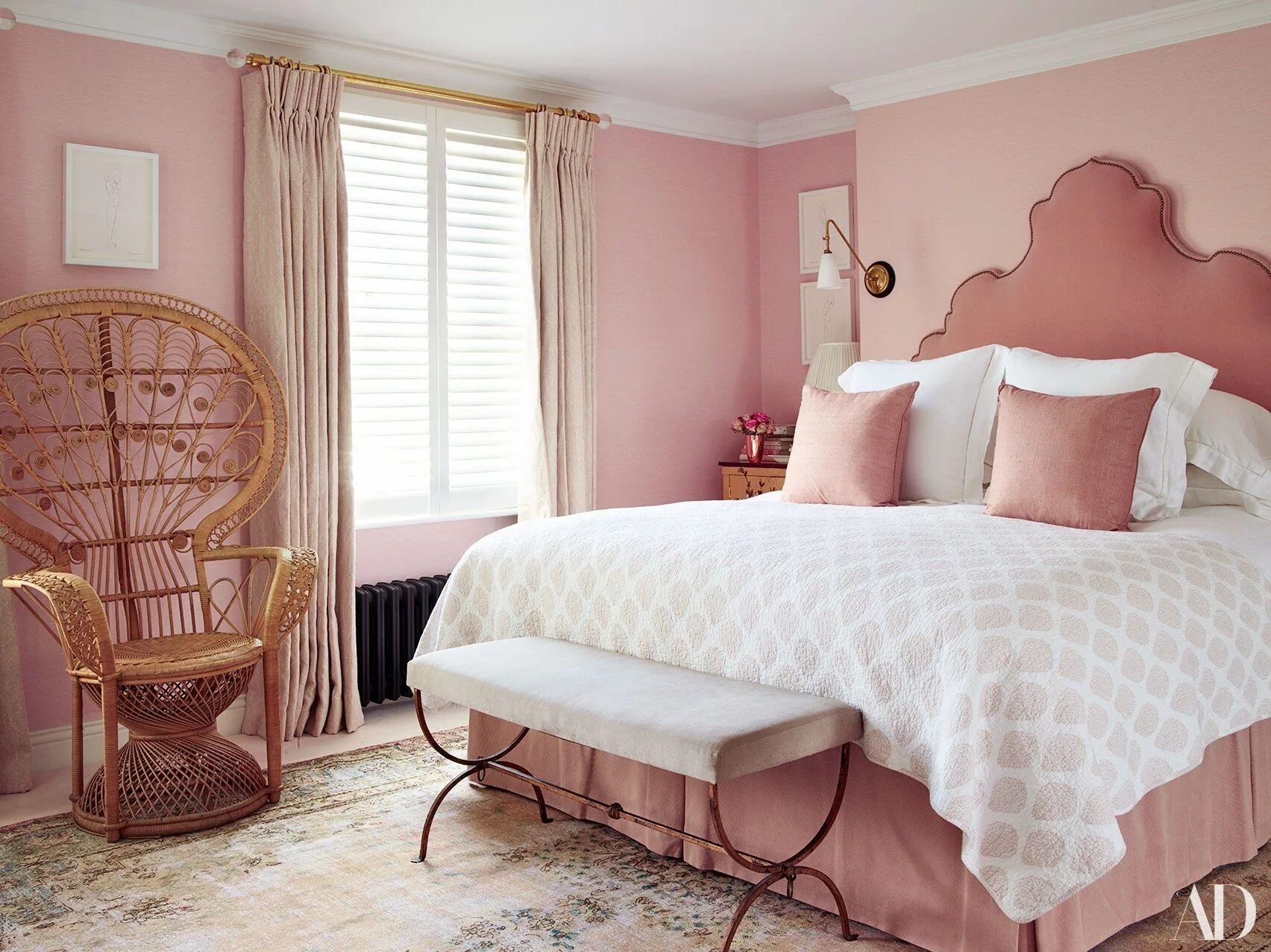 Персиковые обои для стен в интерьере Step Inside Poppy Delevingne's Light-Filled London House Slaapkamer, Logeerkamer