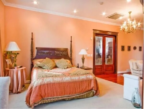 Персиковые обои для стен в интерьере Benjamin Moore peach mousse 1199 Peach bedroom, Bedroom wall colors, Minimalist 