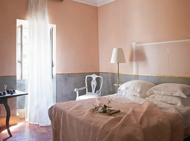 Персиковый и серый сочетание в интерьере The Cluny Chronicles: A Look at Some Real French Bedrooms Peach bedroom, Grey be