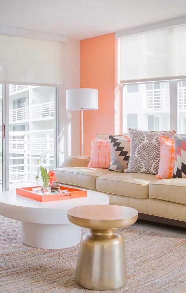 Персиковый и серый сочетание в интерьере Cor Salmão: Cores que Combinam na Decoração e 60 Fotos Salas de estar bege, Desi