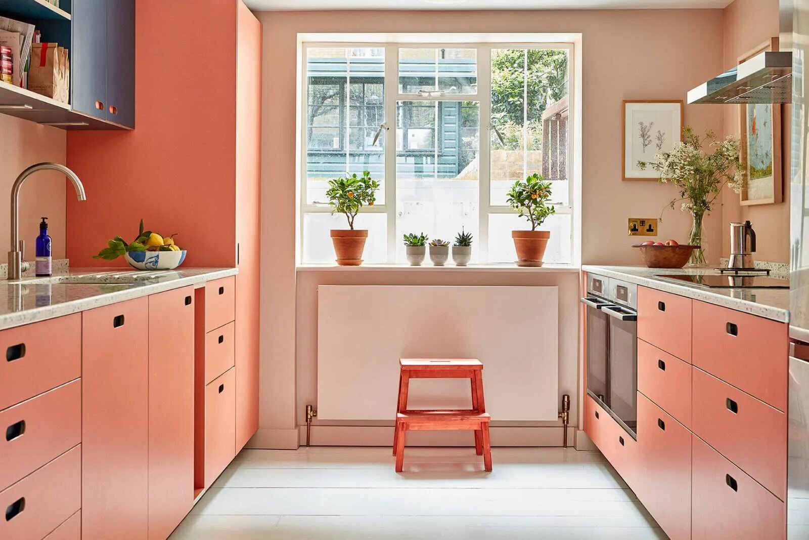 Персиковый цвет сочетание в интерьере кухни 42 Colorful Kitchens That Are Anything But Neutral