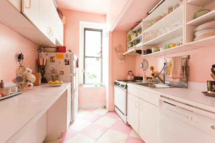 Персиковый цвет сочетание в интерьере кухни 27 Pink Kitchen Ideas That’ll Add Personality to Your Home Pink kitchen, Galley 