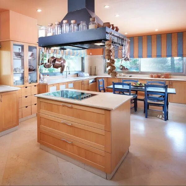 Персиковый цвет сочетание в интерьере кухни Dipped in Peach: Monochromatic Rooms Monochromatic room, Eclectic kitchen, Color