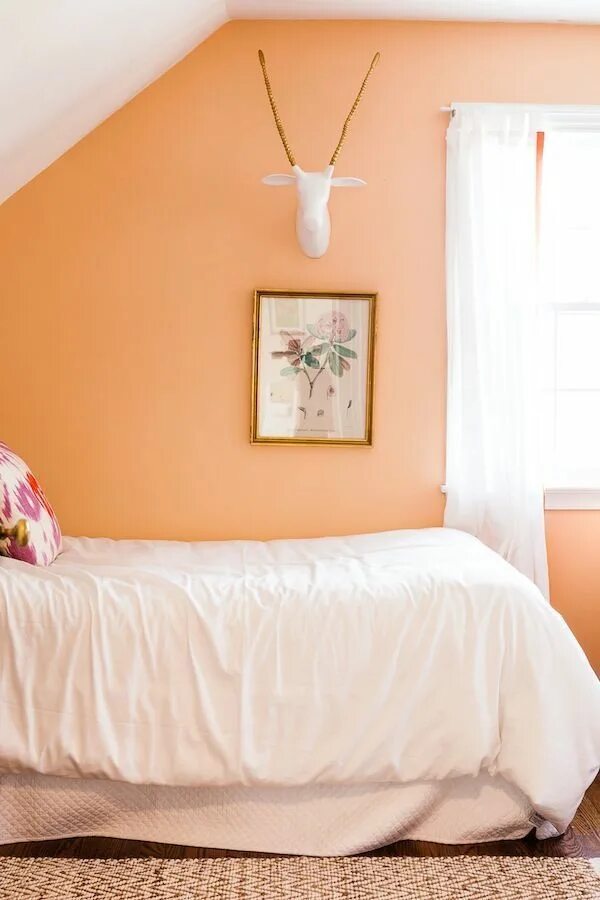 Персиковый цвет стен в интерьере Style At Home: Meredith Miller’s Bright Abode theglitterguide.com Bedroom colors