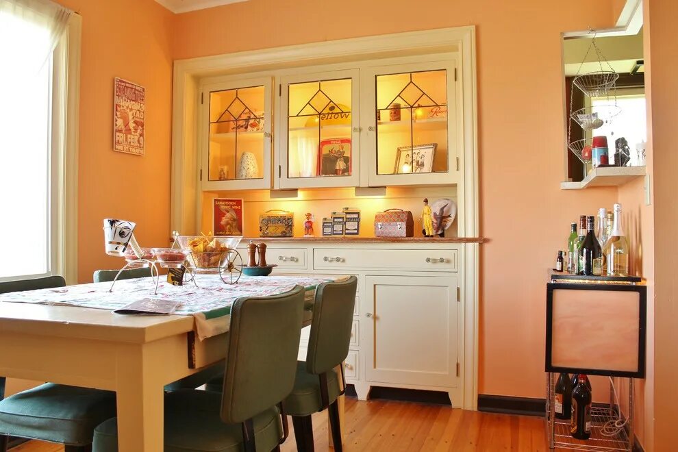 Персиковый цвет в интерьере кухни A Musician's Vintage Style Brings a Cottage to Life - Фьюжн - Столовая - Сиэтл -
