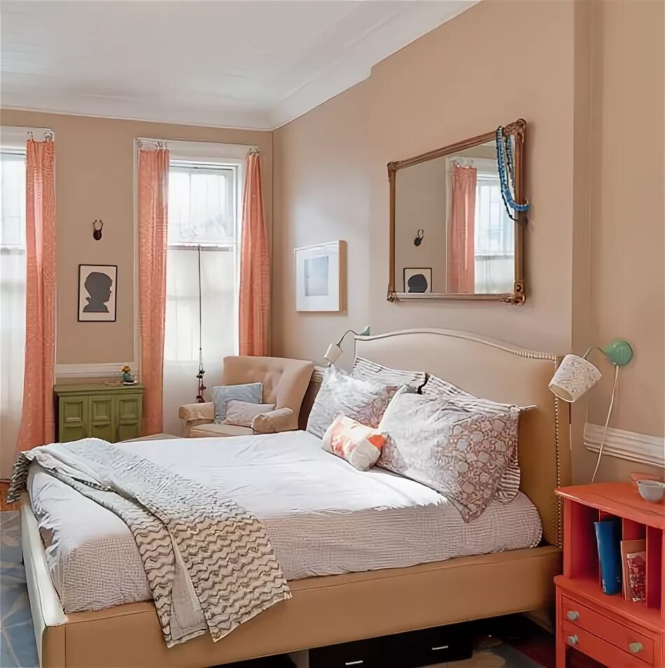 Персиковый цвет в интерьере спальни Those bedside sconces are Ikea. Love that they're painted. Makes 'em look custom