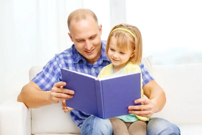Персонализированная книга для ребенка с его фото Smiling Father and Daughter Opening Gift Box Stock Photo - Image of family, home