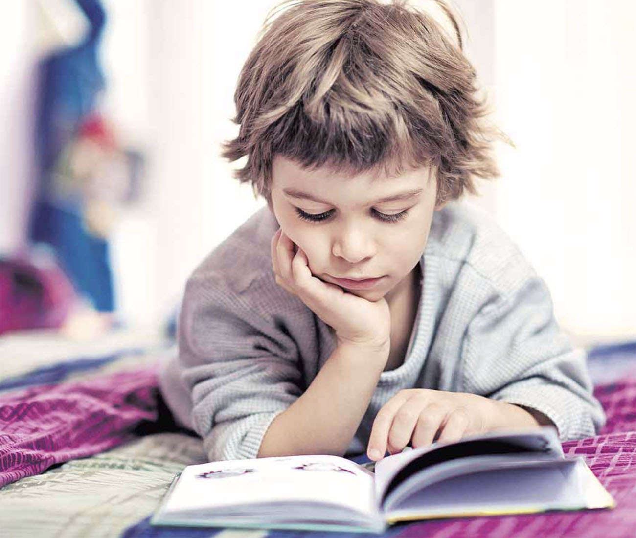Персонализированная книга для ребенка с его фото The boy is reading the book