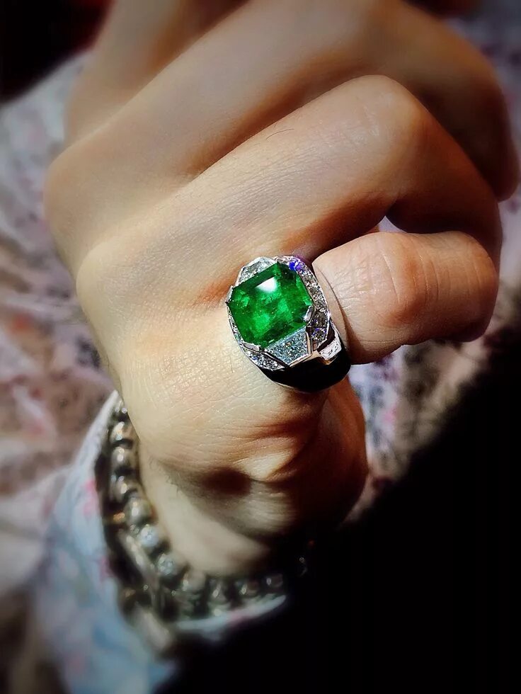 Перстни камней фото Gentleman's Emerald Pinky Ring in white gold setting with Trapezoid cut diamond 