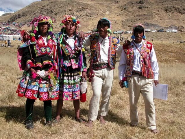 Перу фото костюмы Traditional Peruvian Clothing Peruvian clothing, Traditional outfits, Peru cloth