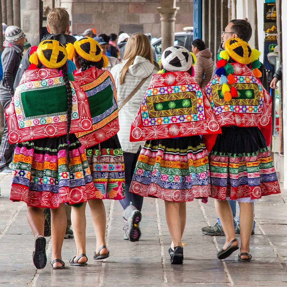 Перу фото костюмы Plik:Girls traditional Peruvian clothing.jpg - Wikipedia, wolna encyklopedia