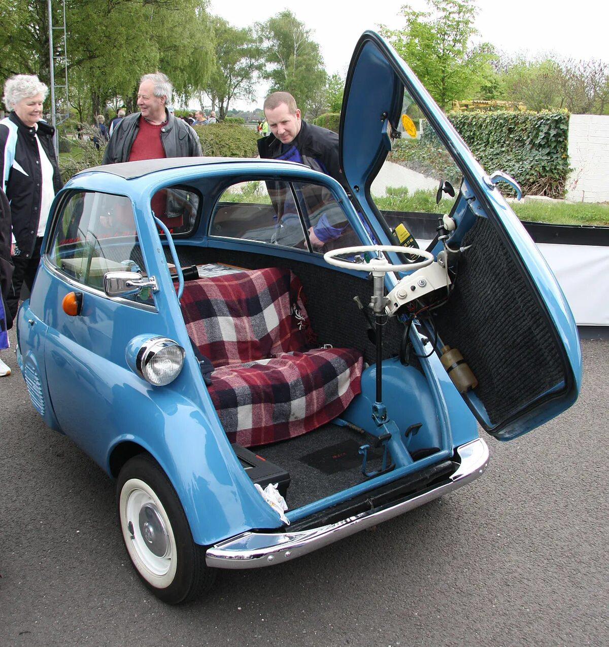 Первая бмв в мире фото Datei:BMW Isetta bubble car - Flickr - exfordy.jpg - Wikipedia