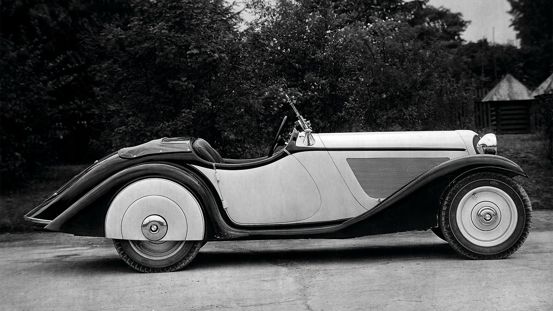 Первая бмв в мире фото BMW celebrates 75 years of roadster production