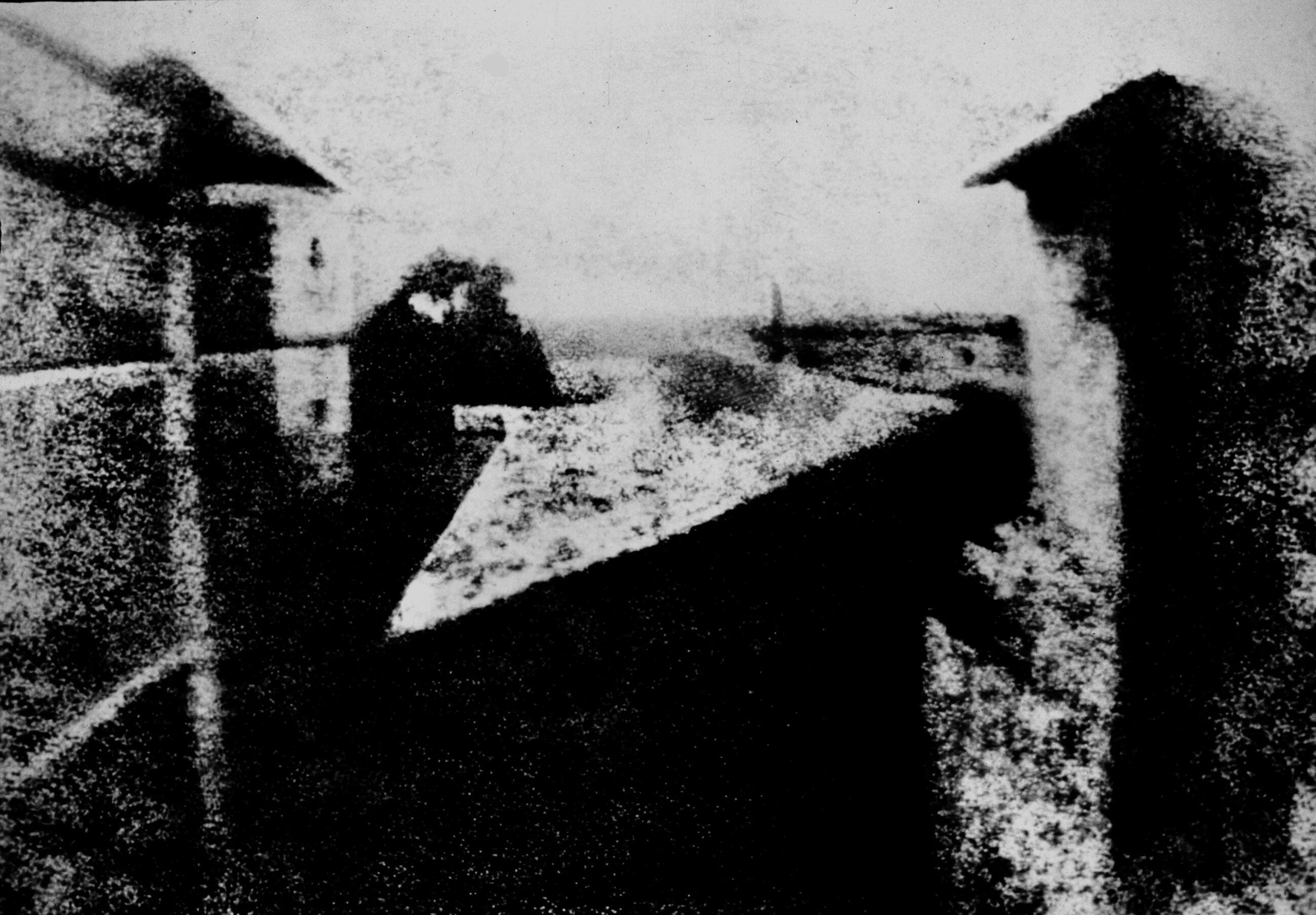 Первая фото черной Lêer:View from the Window at Le Gras, Joseph Nicéphore Niépce, uncompressed UMN 